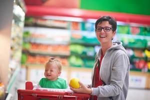 Mutter mit Baby beim Einkaufen foto