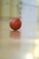 Basketball auf dem Boden foto
