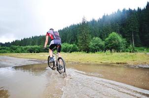 auf einem Motocross-Bike fahren foto