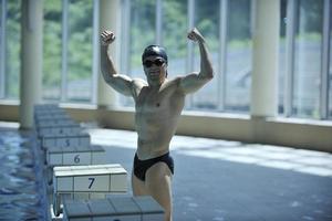 junger Schwimmer startbereit foto