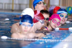 .Kinder in Serie im Schwimmbad foto