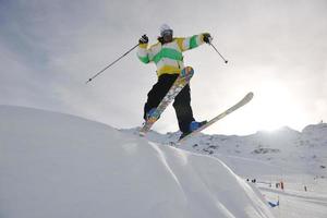 Skifahrer am Berg foto