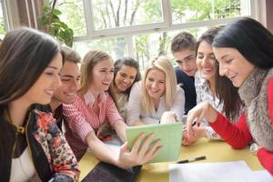 Jugendgruppe in der Schule foto