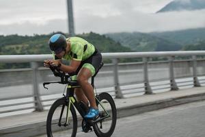 triathlonsportler, der beim morgendlichen training fahrrad fährt foto