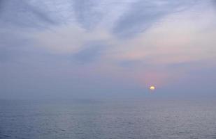 Blick auf den Sonnenuntergang am Strand foto