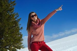 glückliche Frau im Winter foto