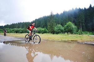 auf einem Motocross-Bike fahren foto