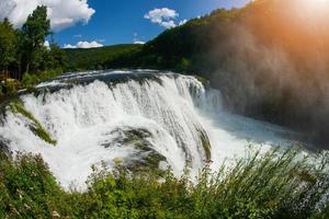 Blick auf einen Wasserfall foto