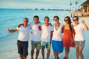 gruppe von freunden am schönen strand foto