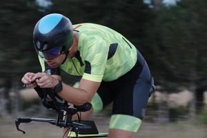 triathlon-sportler, der fahrrad fährt foto