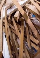 Schnittholzreste aus Zimmermannshandwerk foto