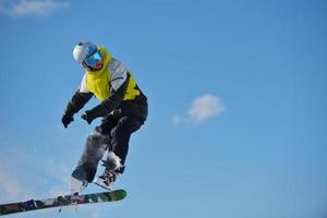 Skifahrer am Berg foto