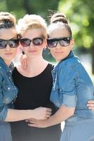 Porträt von drei jungen schönen Frauen mit Sonnenbrille foto