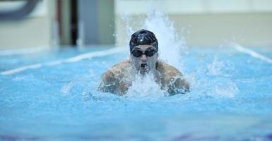 Porträt eines männlichen Schwimmers foto