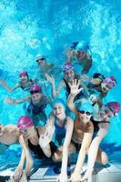 glückliche kindergruppe am schwimmbad foto