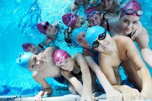 glückliche kindergruppe am schwimmbad foto