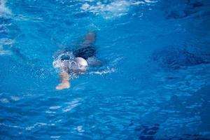 Schwimmerübung auf Hallenbad foto