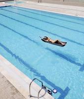 Schöne Frau am Pool entspannen foto