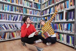 Die Schüler nutzen ein Notebook, einen Laptop und eine Schulbibliothek foto