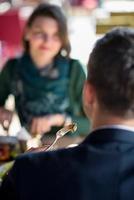 junges paar genießt das mittagessen im restaurant foto