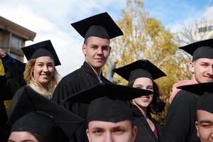 Gruppe verschiedener internationaler Absolventen, die feiern foto