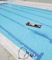 Schöne Frau am Pool entspannen foto