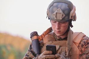 Soldat mit Smartphone foto