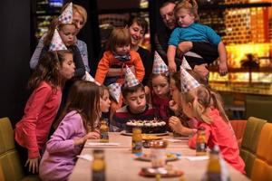 glücklicher kleiner junge, der geburtstagsfeier hat foto