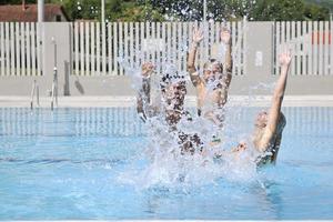 glückliche junge familie hat spaß am schwimmbad foto