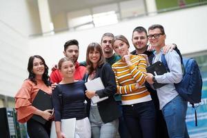 schüler in der modernen schule mit moderner technologie foto