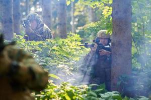 Soldat in Aktion, der auf Laservisieroptik zielt foto