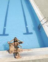 glückliche junge familie hat spaß am schwimmbad foto