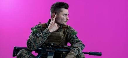 Soldat, der die Ausrüstung für den Einsatz vorbereitet und die Kommunikation überprüft foto