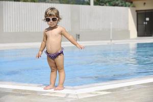 Schöne Frau am Pool entspannen foto