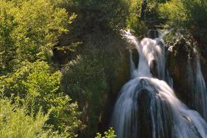 Blick auf einen Wasserfall foto