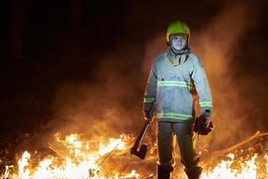 Feuerwehrmann im Hochformat foto