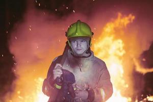 Feuerwehrmann im Hochformat foto