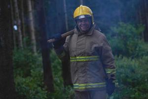 Feuerwehrmann im Hochformat foto