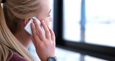 Nahaufnahme einer Geschäftsfrau mit Handy im Büroinnenraum foto