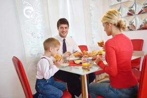 familie frühstückt gesund zu hause foto