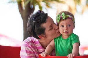 Porträt der glücklichen jungen Mutter und des Babys foto