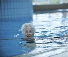 Seniorin im Schwimmbad foto