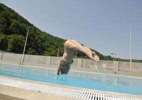 Schöne Frau am Pool entspannen foto