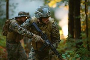 Militärsoldaten im Feld foto