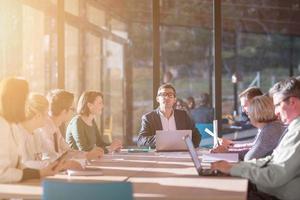 junges geschäftsteam beim treffen im büro foto