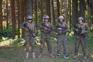 Soldatenkämpfer stehen zusammen foto