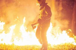 Feuerwehrmann im Hochformat foto