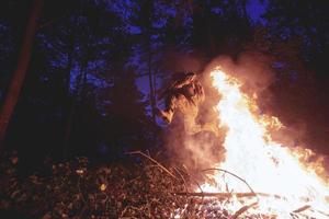 Soldat in Aktion bei Nacht beim Springen über Feuer foto