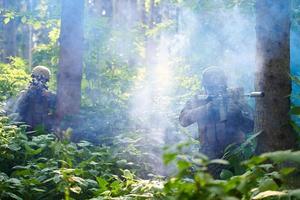 Soldatentrupp der modernen Kriegsführung im Kampf foto