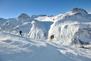 Skifahren auf Neuschnee in der Wintersaison am schönen sonnigen Tag foto